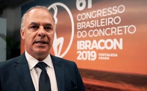 Paulo Monteiro no Congresso Brasileiro do Concreto, em Fortaleza-CE: convocando o IBRACON a liderar a nova fronteira de pesquisas sobre materiais cimentícios no Brasil Crédito: Facebook/IBRACON  