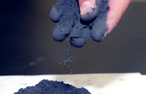 Pesquisadores da UFMG conseguiram acrescentar nanotubos de carbono na produção de clínquer, matéria-prima para a fabricação do nanocimento Crédito: CTNano