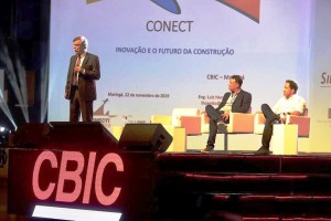 Engenheiro civil Luiz Henrique Ceotto, em palestra no Conecti CBIC 2019: construção civil negligencia o tempo no Brasil e entrega produtos envelhecidos. Crédito: CBIC 
