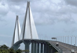Ponte Atlântico: 175.760 m3 de concreto, 36 mil toneladas de aço reforçado, 14,2 quilômetros de pilares pré-moldados e 16 mil toneladas de cabos de protensão Crédito: AP