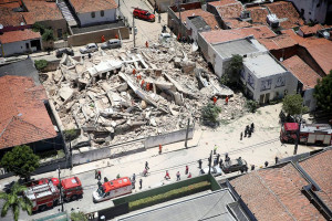 Edifício Andrea, que desabou em Fortaleza-CE, e deixou 9 mortos: nem a prefeitura local possui registros da construção do imóvel Crédito: REUTERS/Diário do Nordeste