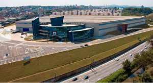 Royce Connect III: desafio foi atender a arquitetura do prédio administrativo, que possui curvas na fachada e varandas em balanços.
Crédito: Fator Vital