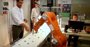 Protótipo do robô projetado na Itália separa e qualifica os agregados, mas ainda atua apenas em laboratório. Crédito: RE4 