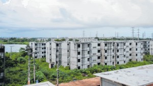 Conjunto habitacional inacabado na região metropolitana de Fortaleza-CE: maioria das obras abandonadas é para população de baixa renda. Crédito: Diário do Nordeste