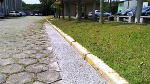 Protótipo de sarjeta permeável instalado no estacionado da ABCP, em São Paulo-SP: sistema melhora a qualidade da rede de captação de águas pluviais. Crédito: ABCP
