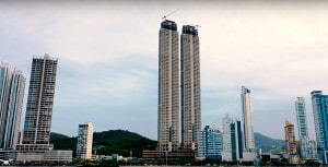 Edifícios do Yachthouse Residence Club, em Balneário Camboriú-SC:  know-how adquirido pela Concrebras a torna referência em concretagem de edifícios altos. Crédito: Pasqualotto>/JC Drones/Youtube