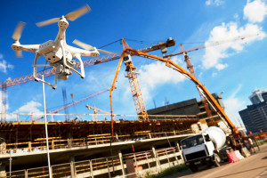 Drone: incorporado à construção civil, ele é útil na fase de execução do projeto, em ações de marketing e na segurança do canteiro de obras.  Crédito: Banco de Imagens