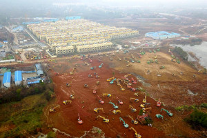 Início das obras do hospital Huoshenshan mobilizou 95 escavadeiras e 33 retro-escavadeiras. Crédito: CSCEC