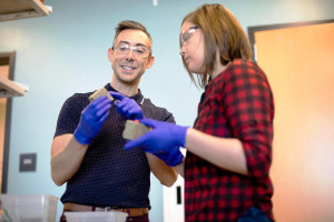 O engenheiro estrutural da Universidade do Colorado, Wil Srubar, coordena a pesquisa do “concreto vivo”. Crédito: CU Boulder College of Engineering and Applied Science