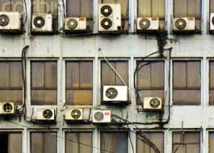 Sistema de ar-condicionado sem manutenção e estanqueidade das janelas desencadeiam a síndrome do edifício doente. Crédito: Banco de Imagem