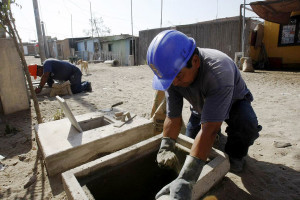 Serviços de distribuição de água e esgoto estarão entre as obras escolhidas pelas linhas de crédito do Banco Mundial. Crédito: Agência Andina