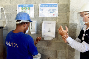 Na Bahia, blitze em canteiros de obras orientam como o trabalhador deve adotar as medidas de proteção contra a COVID-19. Crédito: Valter Pontes/FIEB