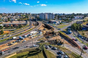 Linha Verde, em Curitiba-PR: lugar do antigo trevo do Atuba está recebendo 926 estacas em concreto pré-moldado para sustentar as novas estruturas viárias. Crédito: Daniel Castellano/SMCS