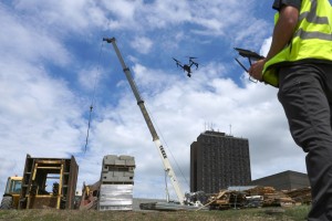 Presença de drones nos canteiros de obras prova que a construção digital já é realidade. Crédito: Banco de Imagens