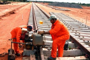 FIOL conta com fábrica de dormentes de concreto protendido e consome 1.600 peças a cada quilômetro. Crédito: Agência Brasil