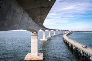 Ponte Marc Basnight: com 1.459 elementos, obra é a terceira maior superestrutura de concreto industrializado da América do Norte  Crédito: PCI