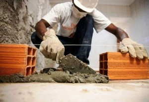 Considerada atividade essencial, construção civil tem seguido todos os protocolos estabelecidos para a prevenção contra o Coronavírus nos canteiros de obras Crédito: Banco de Imagem