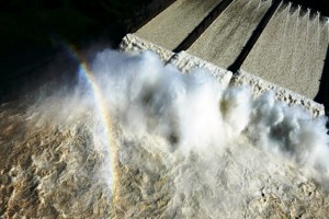 Vertedouro da barragem de Itaipu: hidrelétrica de 46 anos é exemplo de que a engenharia brasileira sabe construir com durabilidade Crédito: Itaipu Binacional