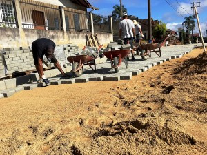 Programa “pavimentação comunitária” permite que moradores escolham o tipo de pavimento: blocos de concreto intertravado, concreto ou asfalto Crédito: Prefeitura de São Bento do Sul-SC