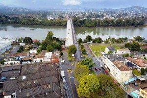 Nova ponte sobre o rio Iguaçu, em União da Vitória: Paraná é um dos estados com maior volume de obras, apesar da pandemia Crédito: AEN