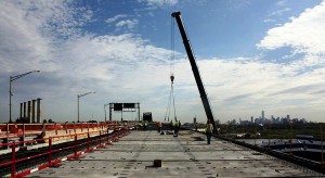 Conexões entre pilares e vigas construídas com CUAD se mostram eficazes para aumentar a resistência de pontes. Crédito: FIU