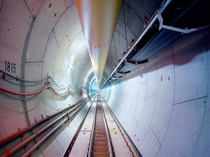 Peças pré-moldadas de concreto revestem os trechos em túnel do metrô de Doha, que consumiu mais de 2,5 milhões de m³ de concreto Crédito: Qatar Rail