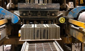 Atualmente, o aprisionamento de CO₂ pelo concreto é obtido em ambiente controlado e usado na indústria de pré-fabricados Crédito: UCLA/CO2Concrete