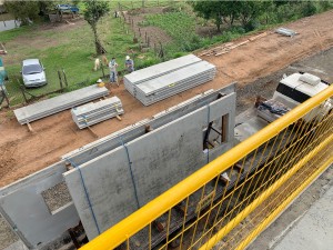 Módulos de paredes de concreto são levados ao canteiro de obras para a montagem: peças têm controle de qualidade e precisão dimensional Crédito: BPM Pré-Moldados