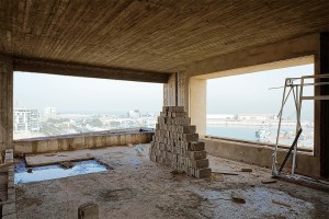 Paredes de concreto e blocos maciços compõem a estrutura do edifício construído em Beirute Crédito: Lina Ghotmeh Architecture