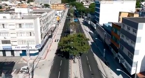 Avenida Vitória incorpora conceitos atuais de mobilidade urbana: ciclovia no canteiro central, pista de concreto para ônibus e calçada cidadã, no nível da rua Crédito: Divulgação