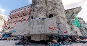 Pilares do prédio foram rompidos para que os pés robóticos pudessem movimentar a edificação por quase 62 metros Crédito: CGTN