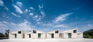 Em Portugal, o brutalismo do pré-fabricado de concreto inspirou a construção de casas para receber turistas Crédito: Summary
