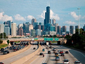 Autopista de Chicago, nos Estados Unidos: revestidas com pavimento de concreto, rodovias ajudam a combater o efeito estufa nos grandes centros urbanos Crédito: Jaysin Trevino/Wikimedia Commons