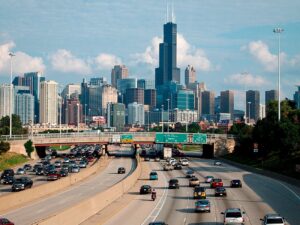 Autopista de Chicago, nos Estados Unidos: revestidas com pavimento de concreto, rodovias ajudam a combater o efeito estufa nos grandes centros urbanos Crédito: Jaysin Trevino/Wikimedia Commons