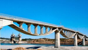 Ponte para pedestres e bicicletas construída sobre o rio Kiku, em Kakegawa-Japão: uma das obras em concreto protendido projetadas pelo novo presidente da fib, Akio Kasuga Crédito: prefeitura de Kakegawa