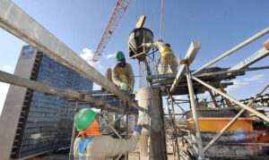 Concretagem em edifício: construção imobiliária consome 61% do insumo produzido em todo o mundo Crédito: CNI