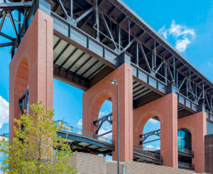 Estádio do Texas Rangers: fachada pré-fabricada que imita os tijolos cerâmicos artesanais Crédito: PCI