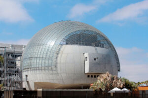 Museu da Academy Awards, em Los Angeles: peças foram pré-moldadas in loco e usaram cimento personalizado para não haver variação de cores nos elementos Crédito: PCI