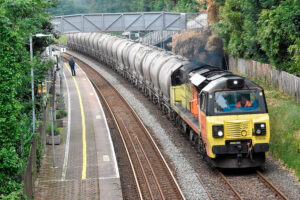 Composição de vagões carregados com cimento no Reino Unido: cresce transporte do insumo por ferrovias Crédito: Cornwall Railway Society 