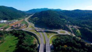 Trecho concluído do Contorno de Florianópolis: obra prevê 6 trevos, 7 pontes, 20 passagens de desnível e 4 túneis Crédito: Arteris