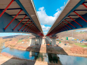 Ponte foi construída com estrutura mista de concreto e aço sem interromper o tráfego na Autobahn 45 Crédito: Siegener Beitung