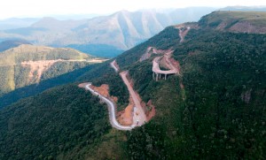 Trecho da BR-285, na serra da Rocinha, em Santa Catarina: DNIT investe em projetos ousados de pavimentação com concreto Crédito: Serviços Técnicos de Engenharia S.A