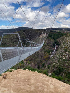 Ponte pedonal de Arouca é formada por 127 seções metálicas e suporta simultaneamente 1.825 pessoas Crédito: Itecons