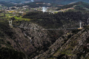 A 516 Arouca tem vão de 516 metros, e só perde para a ponte pedonal Baglung Parbat, no Nepal, com vão de 567 metros Crédito: Câmara Municipal de Arouca