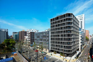 Fachada do edifício Kannai Blade, em Yokohama-Japão: brises com placas ultrafinas de HPC funcionam como elementos corta-fogo. Crédito: Toshiyuki Yano Photography