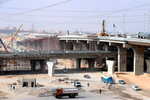 Sobreposição de viadutos vai permitir que fluxo de veículos trafegue sem interrupção. Crédito: The Arab Contractors