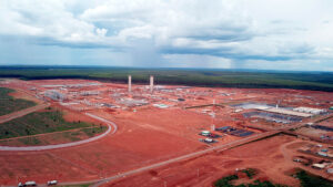 Canteiro de obras da fábrica de celulose solúvel da LD Celulose: quase 7 mil empregos diretos no auge da construção. Crédito: facebook/LD Celulose