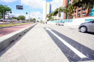 Avenida em Fortaleza-CE: cidade vem reurbanizando as rotas turísticas com pavimento intertravado de concreto Crédito: Governo do Ceará