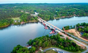 Ponte do lago Tillery: construída em 1927, obra foi recuperada para resistir a reações álcali-sílicas (RAS) Crédito: Slag Cement Association 