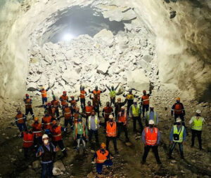 Vazamento do maior túnel do Brasil foi comemorado pela equipe de engenheiros civis da Queiroz Galvão Crédito: Construtora Queiroz Galvão